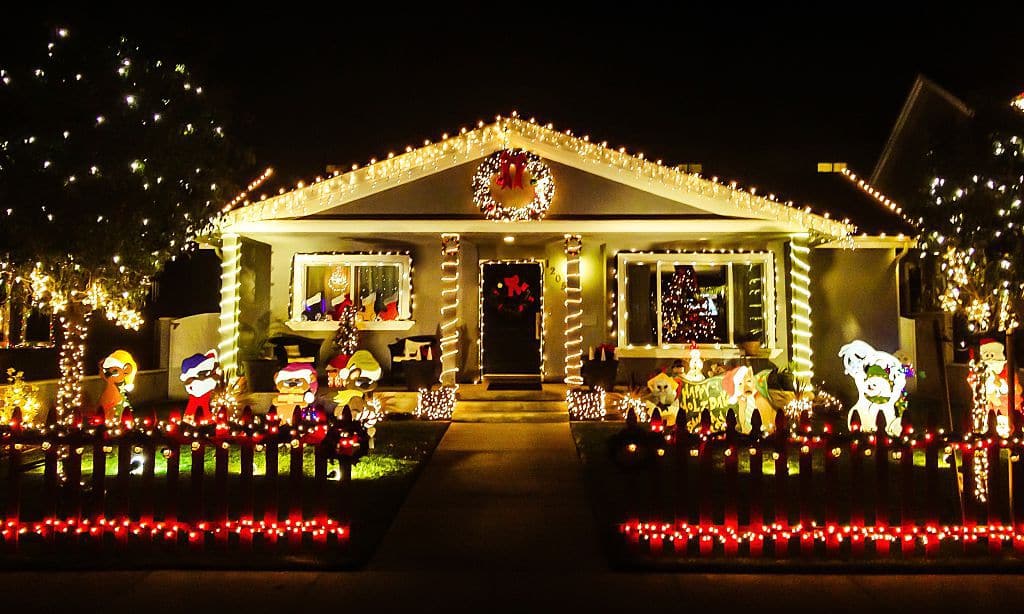 房子前的圣诞彩灯